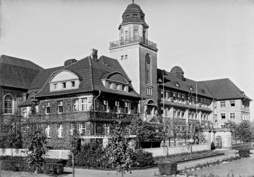Schulgebäude der Goetheschule mit  links der Direktorenwohnung um 1913
